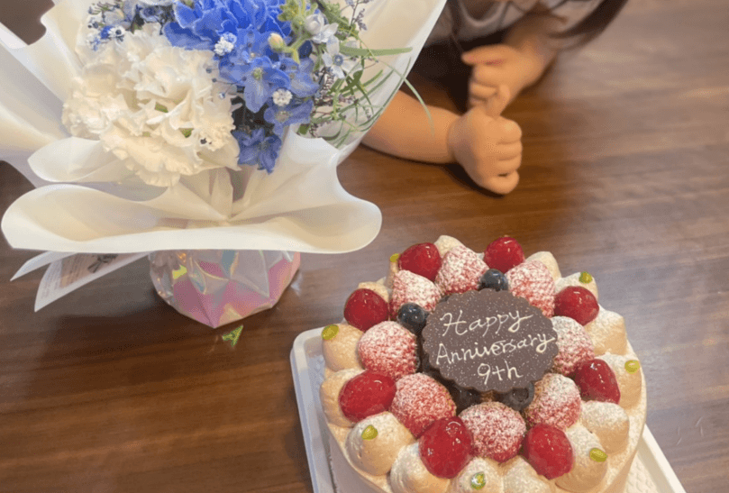 結婚記念日のケーキとお花